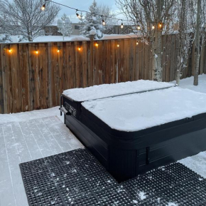 Casa Pura Vida Hot Tub, Pool & Ping Pong Tables w Backyard & BBQ Come stay